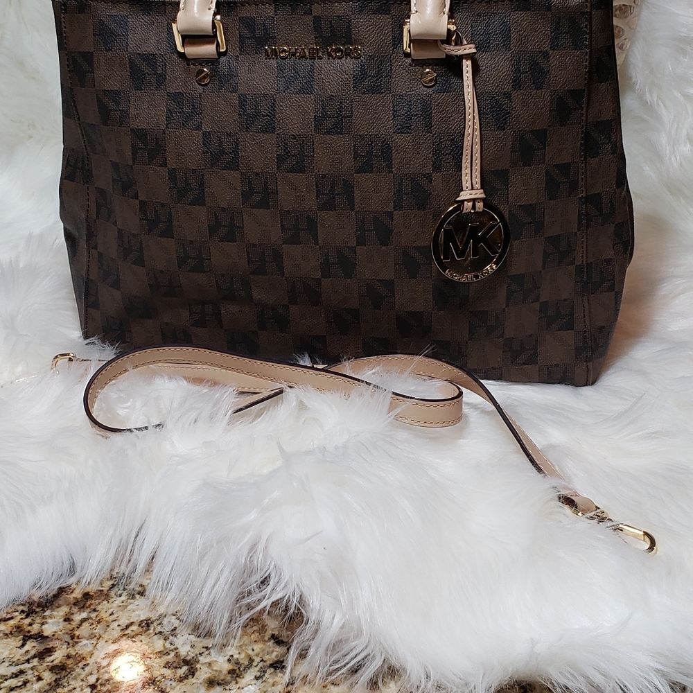Designer Handbag - Picture 5 of 12